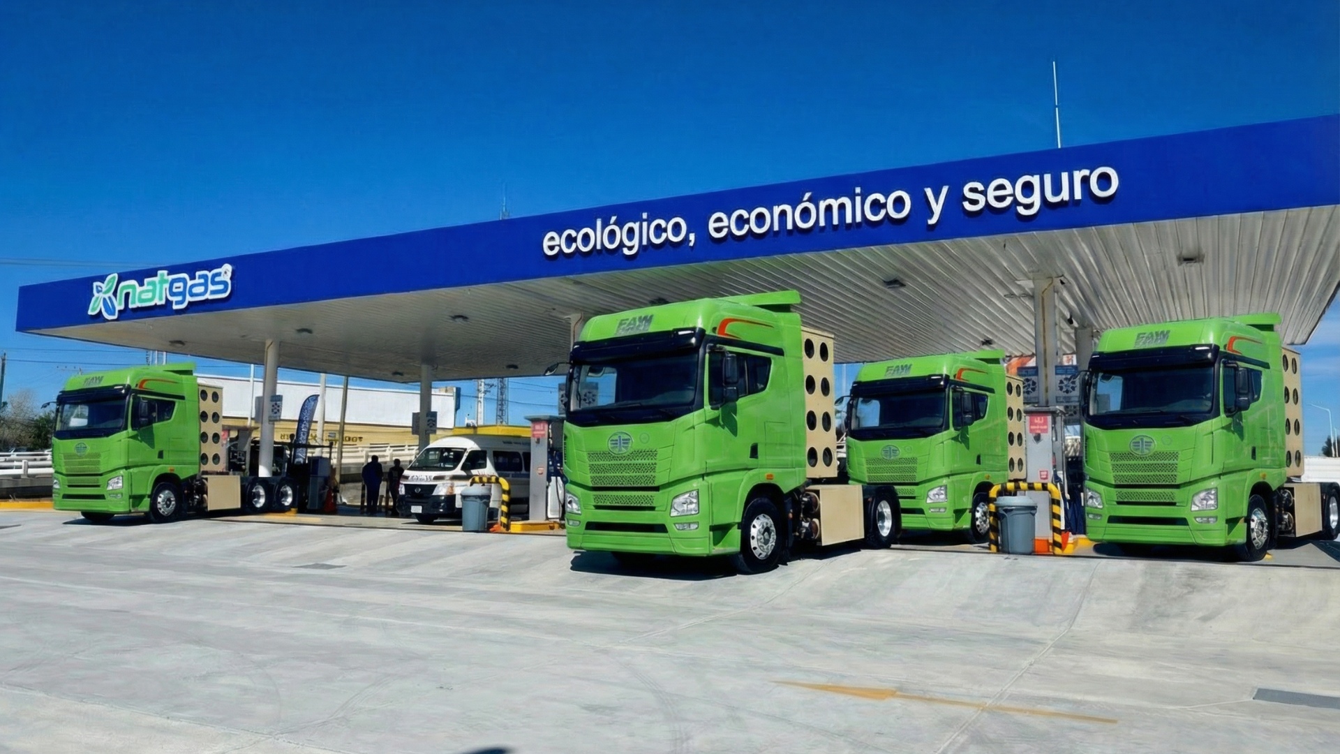 Abasto confiable de energía: Dispensadores de Gas Natural Vehicular (GNV) de alta presión en estación NATGAS para transporte logístico